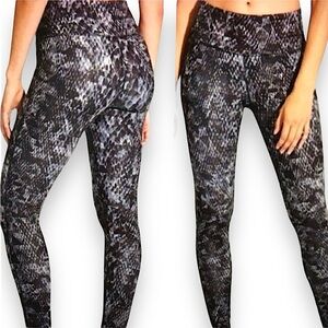 Athleta Chaturanga High Rise Snake Skin Geometric Black Gray 2X